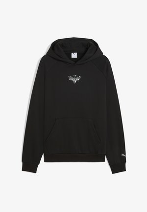 Svart hettegenser laget av myk stoff, med en lomme foran og et sølvmerke-design på brystet. Elastiske mansjetter og nederkant.