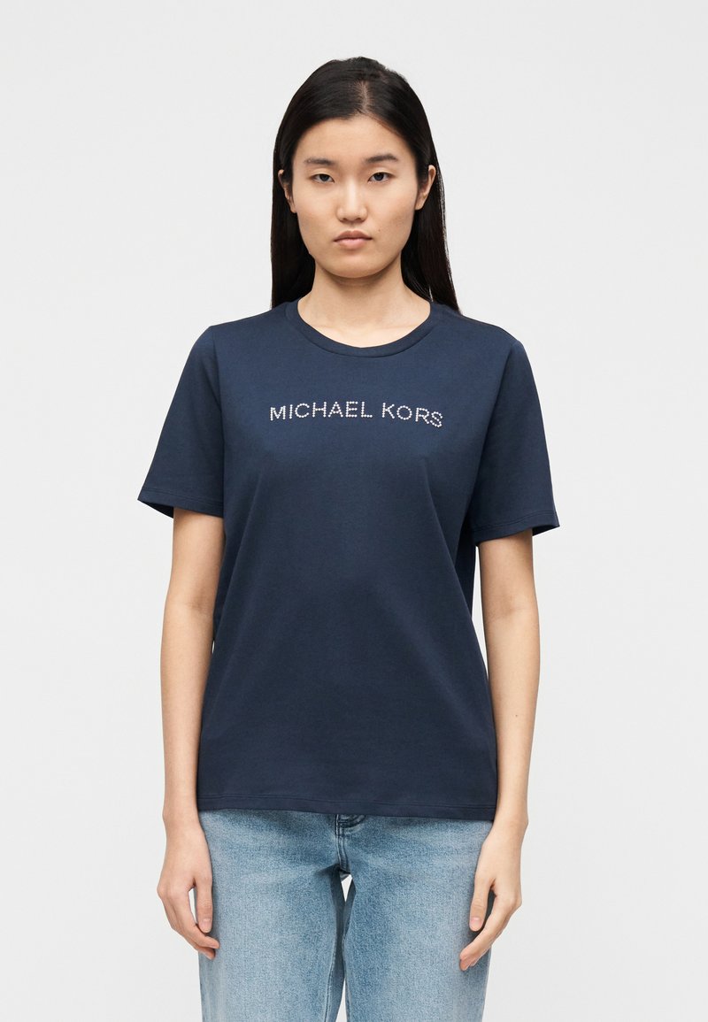 T-shirt de algodão azul marinho com mangas curtas, apresenta decote redondo e logotipo "MICHAEL KORS" em strass no peito.