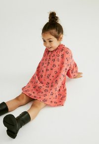 Next RUFFLE COLLAR - Denimové šaty - coral pink ditsy