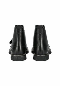 Bottines noires en cuir avec une finition lisse, bout rond et semelle en caoutchouc texturé. Présente des accents sur les côtés et un discret détail de logo.