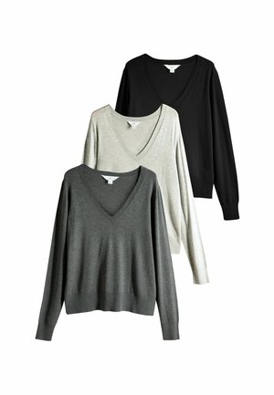 Drei V-Ausschnitt-Pullover in Schwarz, Hellgrau und Dunkelgrau. Jeder hat lange Ärmel und eine weiche Stricktextur mit geripptem Abschluss.