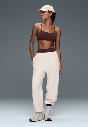 OYSHO, LIGHT-SUPPORT COMFORTLUX CROSS-BACK SPORTS BRA - Light support sports bra - chocolate red