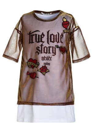 Braunes, transparentes Kurzarmoberteil mit roten Herz- und Rosenpatches über einem weißen Kleid, Text "True love story never ending" in gotischer Schrift.
