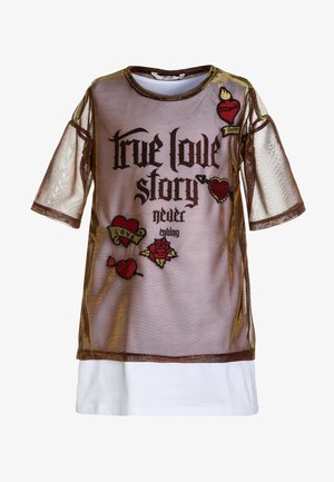 Top marrone trasparente a maniche corte con toppe a forma di cuore rosso e rosa sopra un vestito bianco, testo "true love story never ending" in carattere gotico.