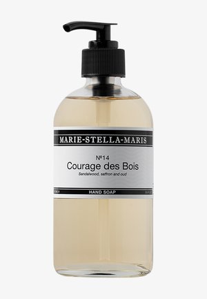Klarer Plastik-Spender mit Marie-Stella-Maris Courage des Bois Handseife mit Sandelholz-, Safran- und Oud-Duft.