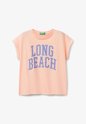 T-shirt di cotone color pesco, maniche corte, scollatura rotonda, con grande testo blu "LONG BEACH" centrato sul davanti.