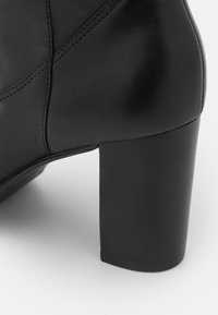 Ted Baker Kozaki