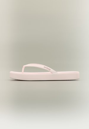 Sandale tongs Crocs rose clair avec des brides fines et une semelle légèrement surélevée sur un fond neutre.