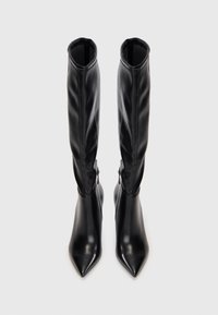 Schwarze kniehohe Stiefel aus glattem Leder mit spitzem Zehen, passgenauem Schaft und Reißverschlussdetails an der Seite.