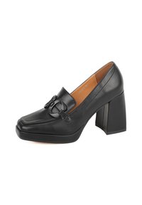 Scarpe nere in pelle con tacco alto, punta quadrata, un distintivo dettaglio a fiocco e un tacco a blocco spesso. Texture liscia con leggero lucido.