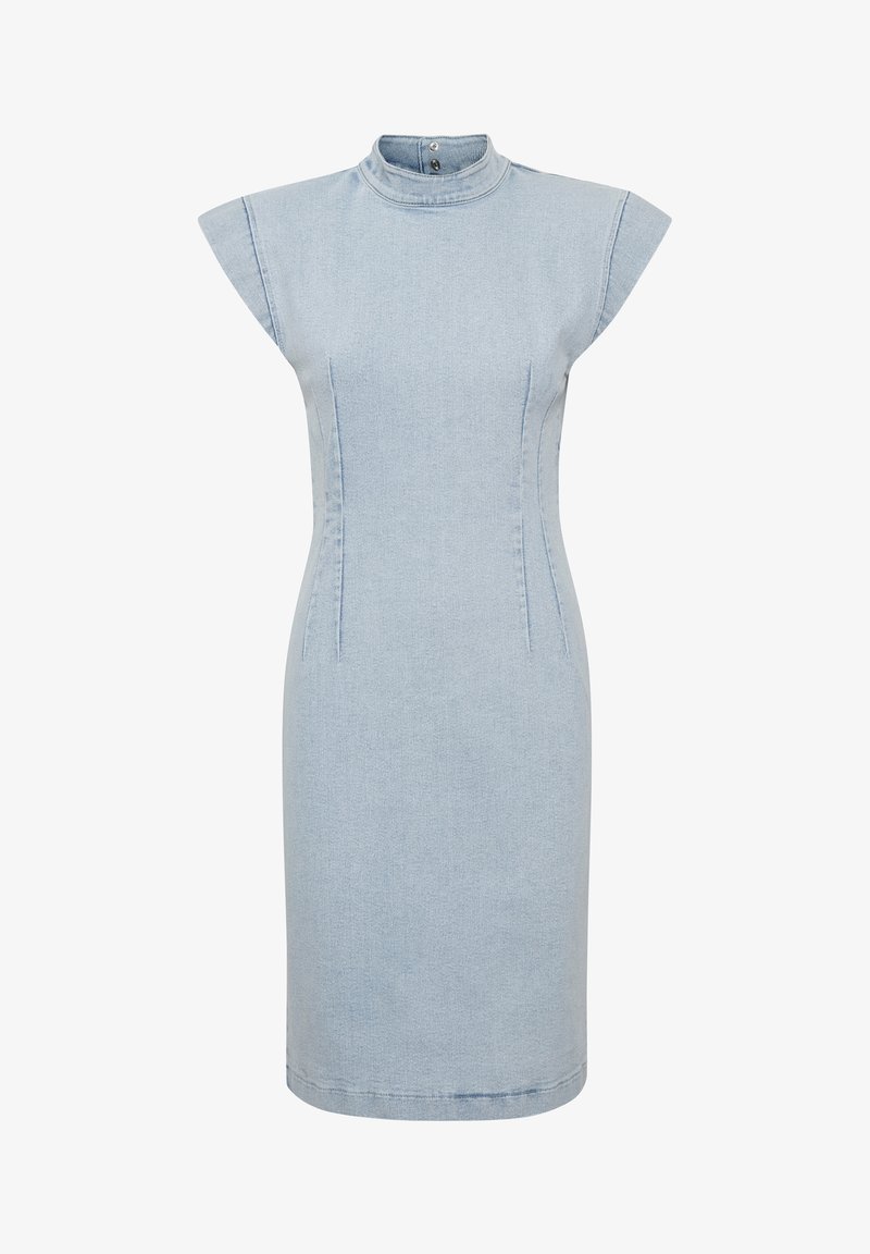 Robe en denim bleu clair avec manches courtes type casquette, col montant avec boutons-pression et coutures ajustées à l'avant.