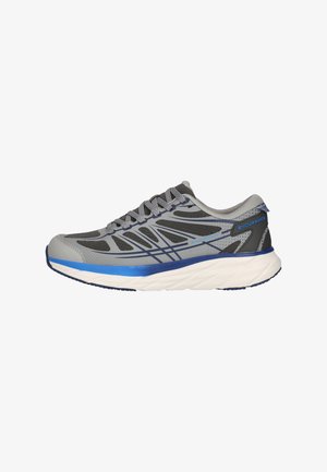 Chaussure de course athlétique grise et bleue avec panneaux en mesh, fermeture à lacets et semelle blanche épaisse vue de l'extérieur.