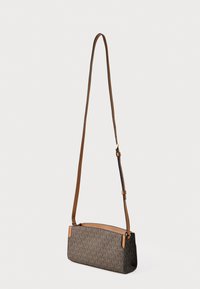 Καφέ τσάντα χιαστί με σχέδιο, δερμάτινες λεπτομέρειες, επίπεδο ορθογώνιο σχήμα, ρυθμιζόμενο λουράκι και κλείσιμο με φερμουάρ για ασφαλή πρόσβαση.