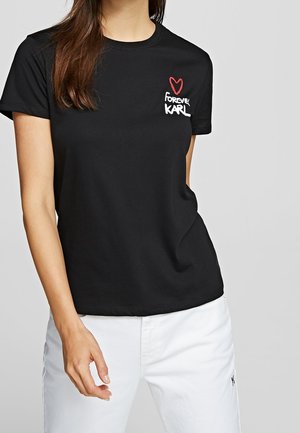 Zwart katoenen T-shirt met rood geborduurd hart en de tekst "FOREVER KARL" op de borst. Korte mouwen, ronde hals en een comfortabele pasvorm.