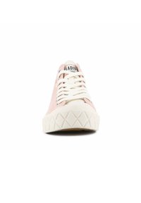 Sneaker rosa in tela con suola in gomma bianca testurizzata, dotata di lacci bianchi e una toppa con il nome del marchio sulla linguetta.