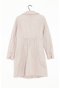 Vestido de tela arrugada color rosa claro con cuello, mangas largas y detalle de lazo en la espalda. Presenta tela fruncida en la cintura y puños con botones.