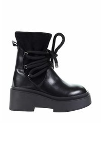 Czarna skórzana botki do kostek z grubą platformą, z zamszowym mankietem i grubymi czarnymi sznurówkami zabezpieczonymi metalowymi akcentami.