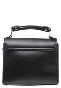 Černá kožená kabelka se strukturovaným tvarem, nabízející horní ucho, přední klopu a stříbrné akcenty na kovovém zapínání.