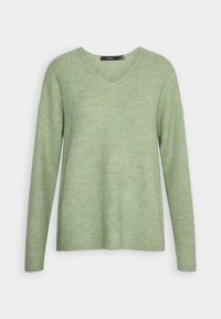 Pull en tricot côtelé vert clair avec un col en V, des manches longues et une coupe décontractée. Texture douce avec des variations subtiles de teinte.