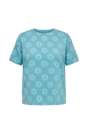 Niebieska koszulka z krótkim rękawem z jasnoniebieskim wzorem słońca na całej powierzchni i okrągłym dekoltem na białym tle.