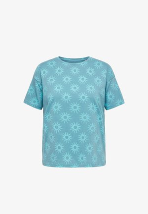 Modré tričko s krátkými rukávy s celoplošným světle modrým vzorem slunce a kulatým výstřihem na bílém pozadí.