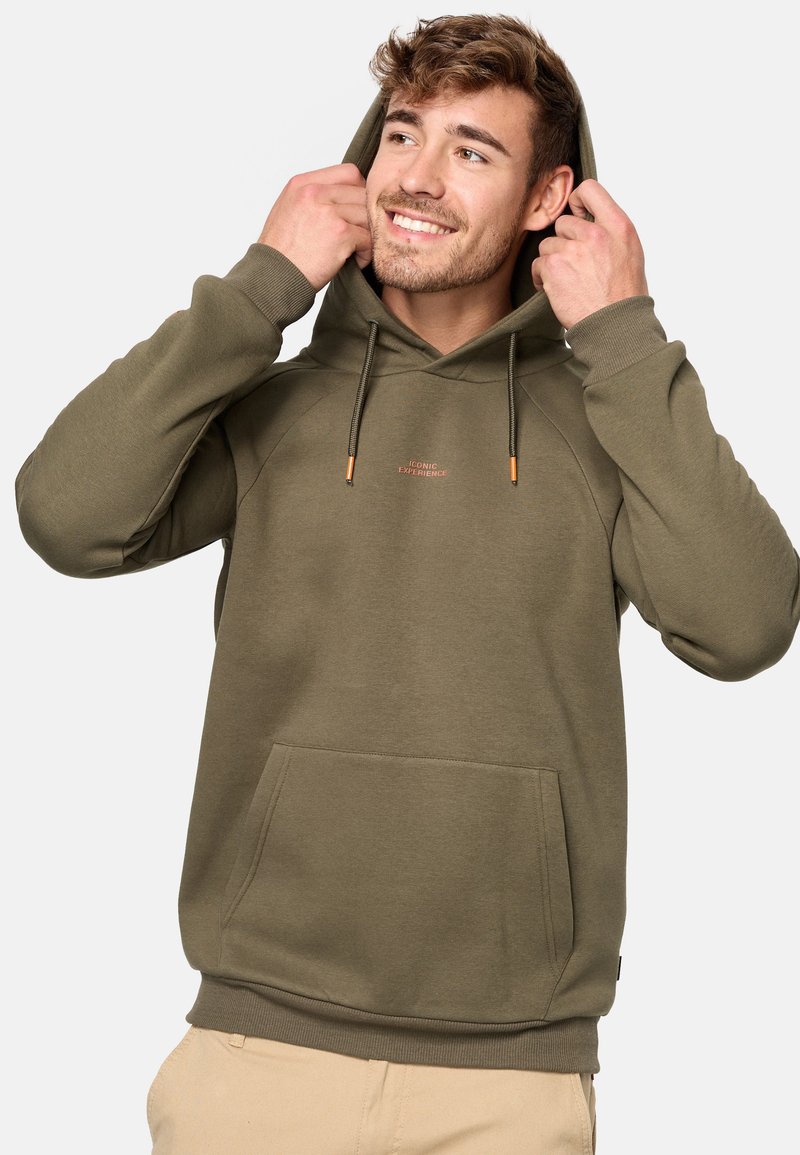 Olivengrøn hoodie med frontlomme, snørelukning i hætten og et diskret logo. Blødt stof med ribbede manchetter og kant. Casual, afslappet pasform.