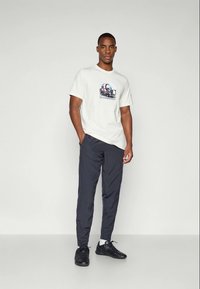 Nike Performance T90 TEE - T-shirts print - sail
