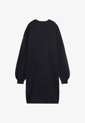 Oversized čierne pletené šaty s dlhými rukávmi, rebrovanou textúrou, okrúhlym výstrihom a voľným strihom; dĺžka sa končí pod kolenami.