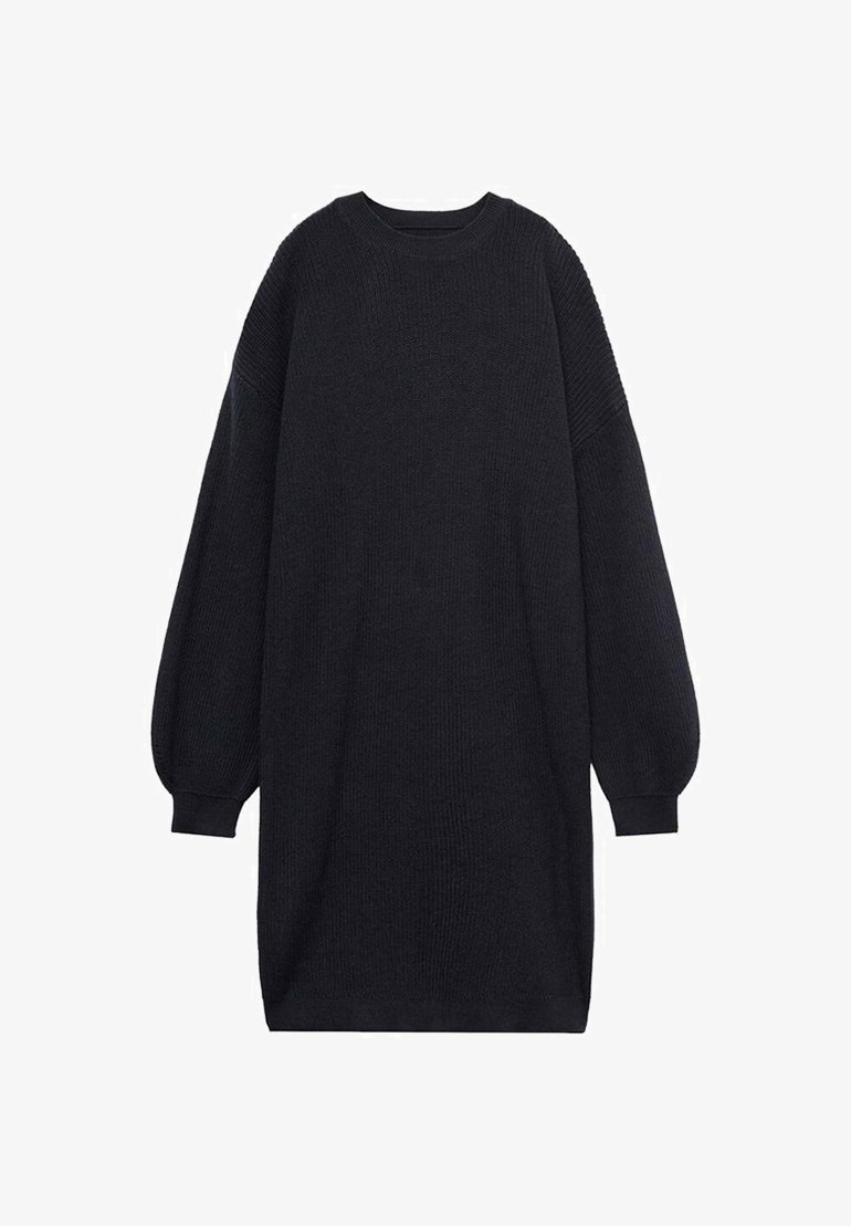 Abito in maglia nera oversize con maniche lunghe, texture a coste, scollo rotondo e vestibilità ampia; la lunghezza arriva sotto il ginocchio.