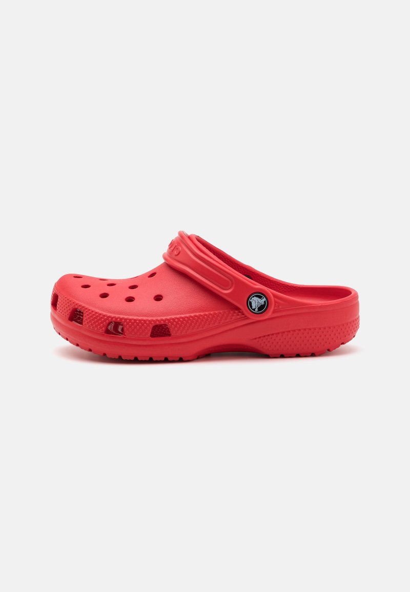 Sabot rouge à enfiler avec des trous de ventilation, bride de talon réglable, semelle texturée et logo circulaire sur le côté, présenté de profil.