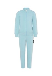Jasnoniebieski dres wykonany z miękkiego materiału, składający się z kurtki zapinanej na zamek i dopasowanych spodni zwężanych na końcach z ściągaczami oraz subtelnym oznakowaniem.