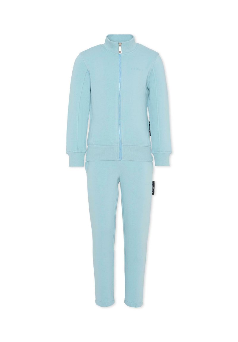 Jasnoniebieski dres wykonany z miękkiego materiału, składający się z kurtki zapinanej na zamek i dopasowanych spodni zwężanych na końcach z ściągaczami oraz subtelnym oznakowaniem.
