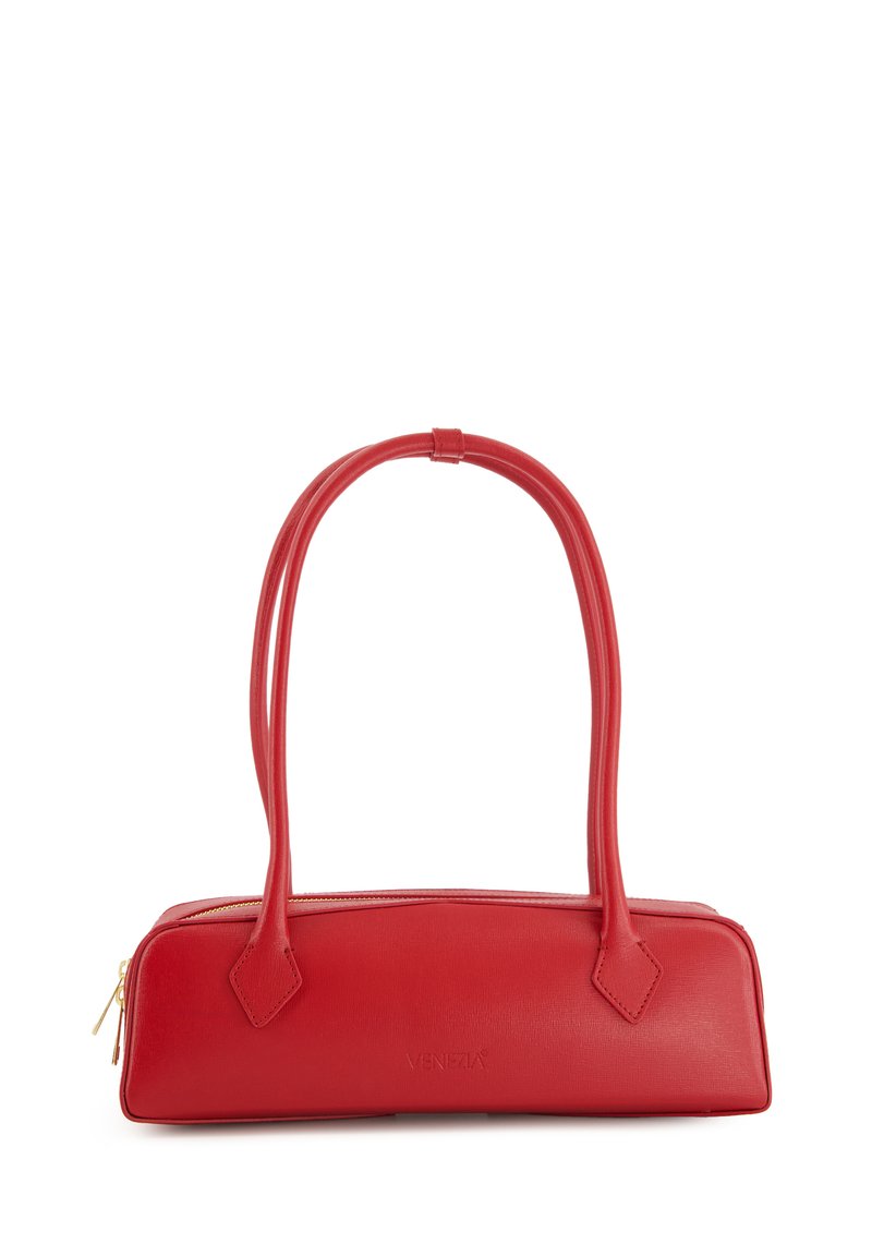 Rote Ledertasche in rechteckiger Form, mit zwei langen Griffen, einem Reißverschluss oben und glatter Oberfläche. Hat ein Markenlogo an der Seite.