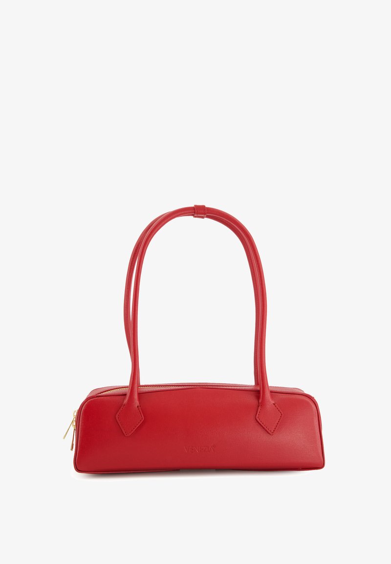 Rote Ledertasche in rechteckiger Form, mit zwei langen Griffen, einem Reißverschluss oben und glatter Oberfläche. Hat ein Markenlogo an der Seite.