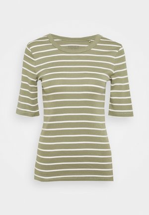 Olivengrøn tætsiddende t-shirt med hvide vandrette striber og albuelange ærmer mod en ensfarvet baggrund.