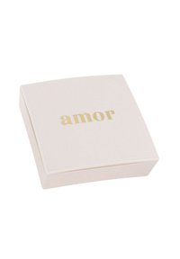 Scatola quadrata, morbida e rosa con il testo dorato "amor" sul coperchio, caratterizzata da una superficie liscia e un design minimalista.