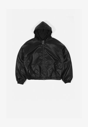Svart kort hoodie laget av glatt faux skinn, med snorhette, front glidelås og elastiske mansjetter og kant.