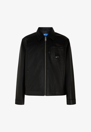 Schwarze Lederjacke mit Kragen, Frontreißverschluss und Brusttasche. Glatte Textur mit klaren Linien und minimaler Hardware.