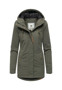 Oliwkowa kurtka z kapturem z zapięciem na zamek, dwoma przednimi kieszeniami z zapięciem na zatrzask oraz ściągaczami na kapturze. Podszewka wewnętrzna.
