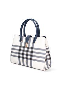 Witte handtas met marineblauwe accenten, voorzien van een geruit patroon in grijstinten, twee handvatten en een gouden sluiting.