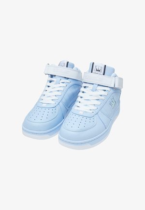 Helle blaue Leder-High-Top-Sneaker mit perforierten Zehenkästen, weißen Schnürsenkeln und verstellbaren Riemen. Mit Logo auf dem Riemen und der Zunge.