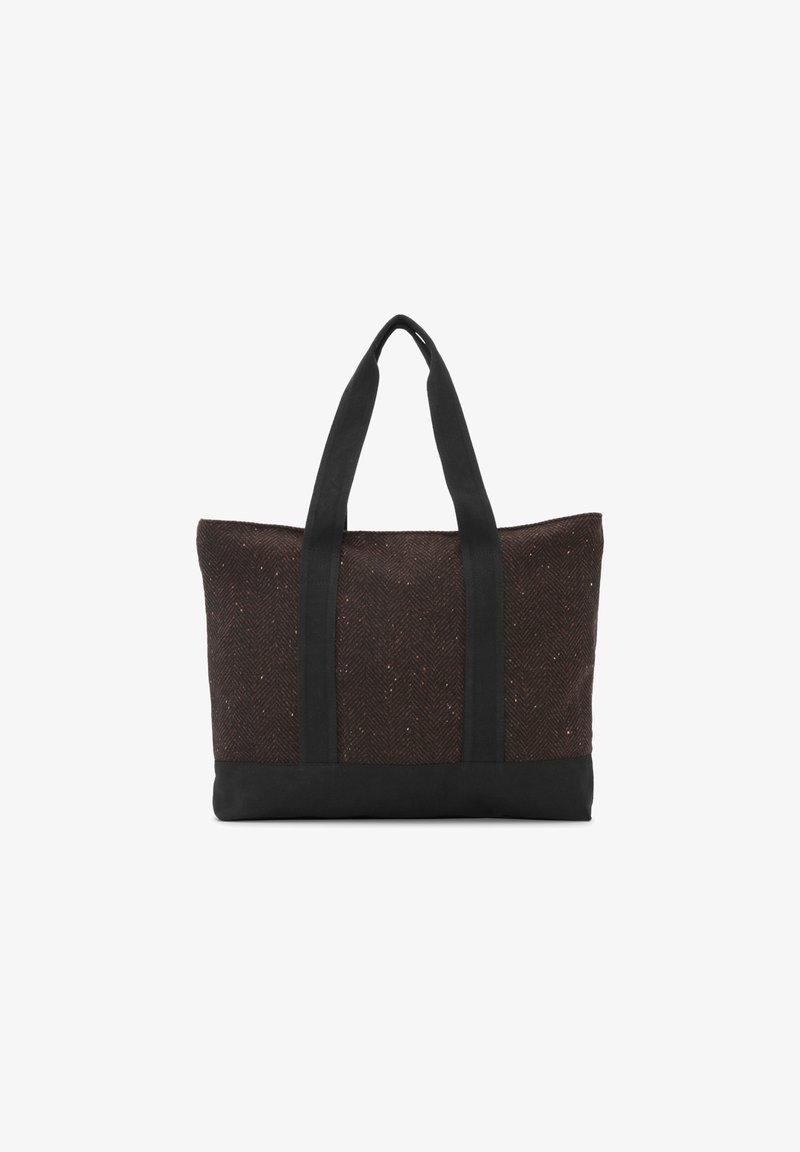 Sac cabas marron foncé texturé avec de larges anses noires et une base noire solide, debout sur un fond blanc.