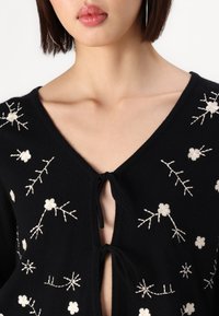 Object OBJTHESS  - Vesta na kopčanje - black