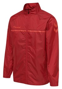Rode lichtgewicht jas van waterafstotende stof, met een hoge kraag, volle rits en contrasterende oranje streep en visgraataccenten.