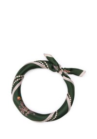 Sciarpa in seta verde con strisce beige, caratterizzata da motivi decorativi e un dettaglio a nodo. Texture liscia, forma rotonda e design leggero.