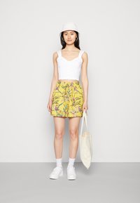 ONLY ONLRILLA LOOSE  - Calções - spicy mustard