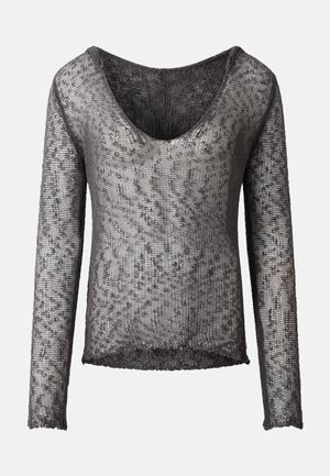 Γκρι μεταλλιζέ πλεκτό πουλόβερ με μακριά μανίκια, στρογγυλή λαιμόκοψη και ελαφρώς ανομοιόμορφο τελείωμα, εμφανιζόμενο σε λευκό φόντο.