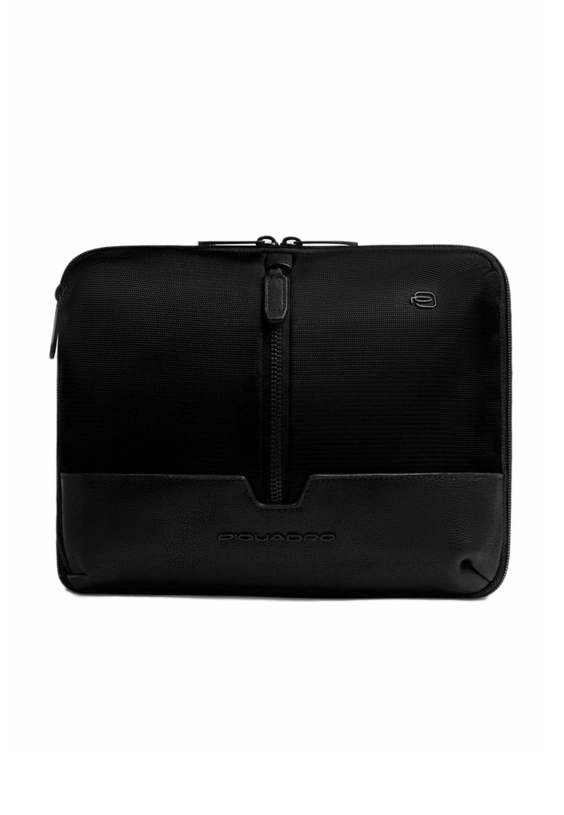 Schwarze Laptoptasche aus strukturiertem Nylon mit einem Lederakzent. Verfügt über einen zentralen Reißverschluss und ein eingeprägtes Logo der Marke am Boden.