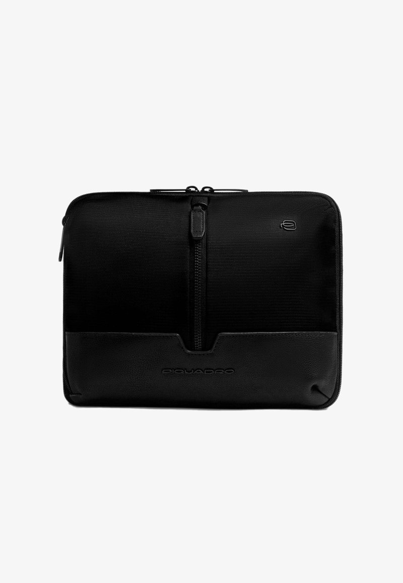 Zwarte laptop sleeve van gestructureerd nylon met een leren accent. Kenmerkt een centrale rits en een bedrukt merklogo aan de onderkant.