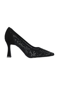 Zapato de tacón alto negro con un piso superior texturizado y tachonado, punta afilada y un tacón delgado con base cuadrada. Acentos de gamuza suave.